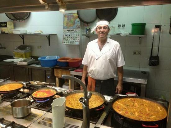 El cocinero de La Barraca preparando arroces en la cocina