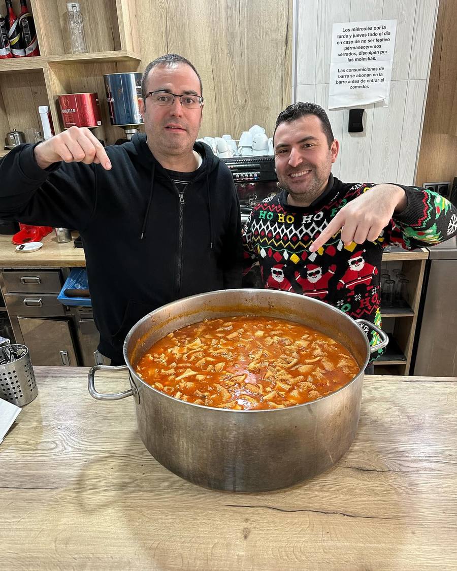 Guiso tradicional en olla grande