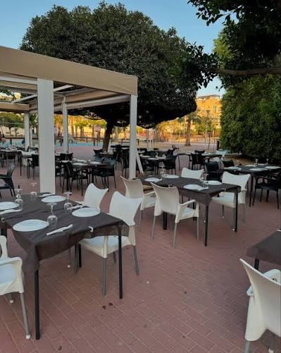Mesas en la terraza exterior de La Barraca